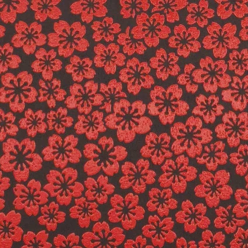 Urushi-Style Washi
– Rote Kirschblüten auf glänzend schwarzem Hintergrund – handbedrucktes Washi-Papier